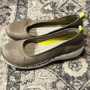 Clarks Artisan Gray and Yellow Flats Memory Foam